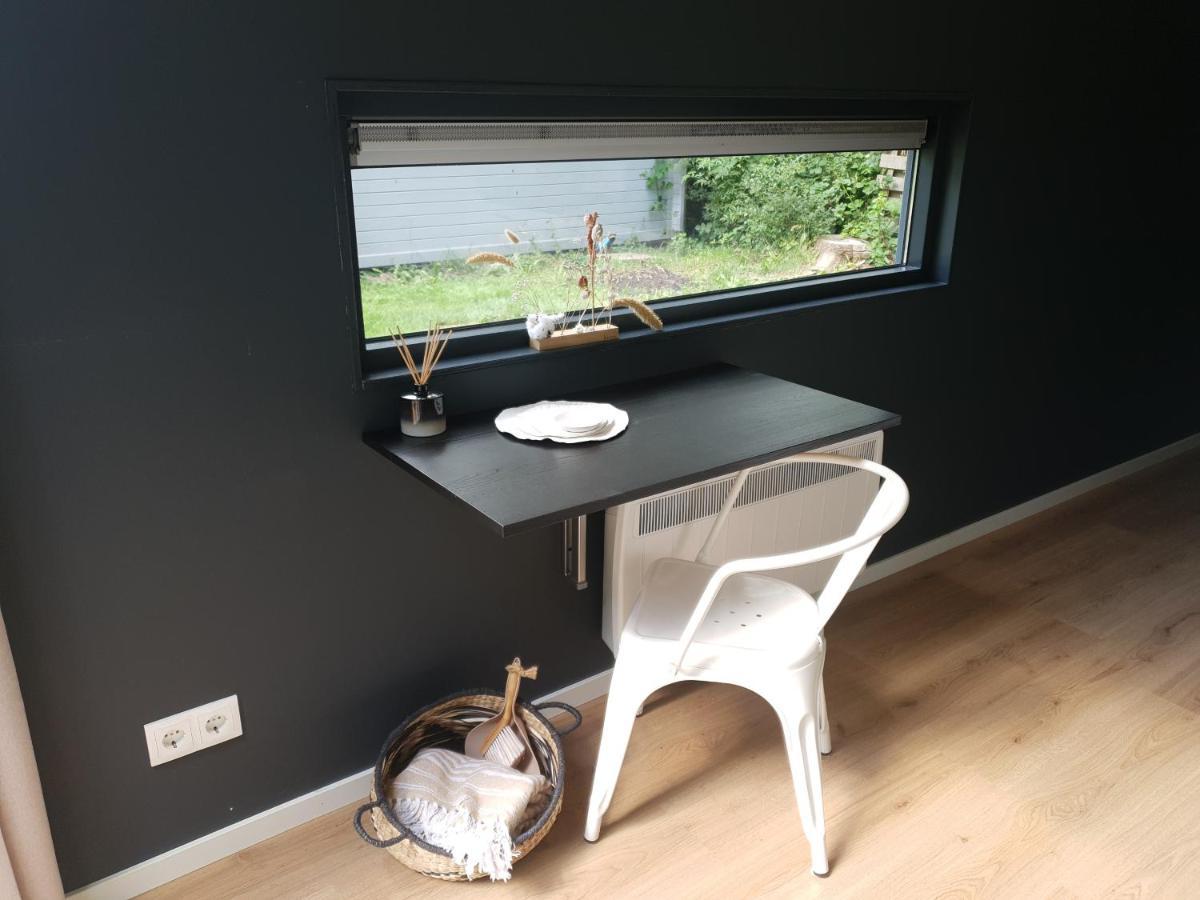 Вилла Modern Tiny House Op Rustig Watersportpark Elahuizen Экстерьер фото