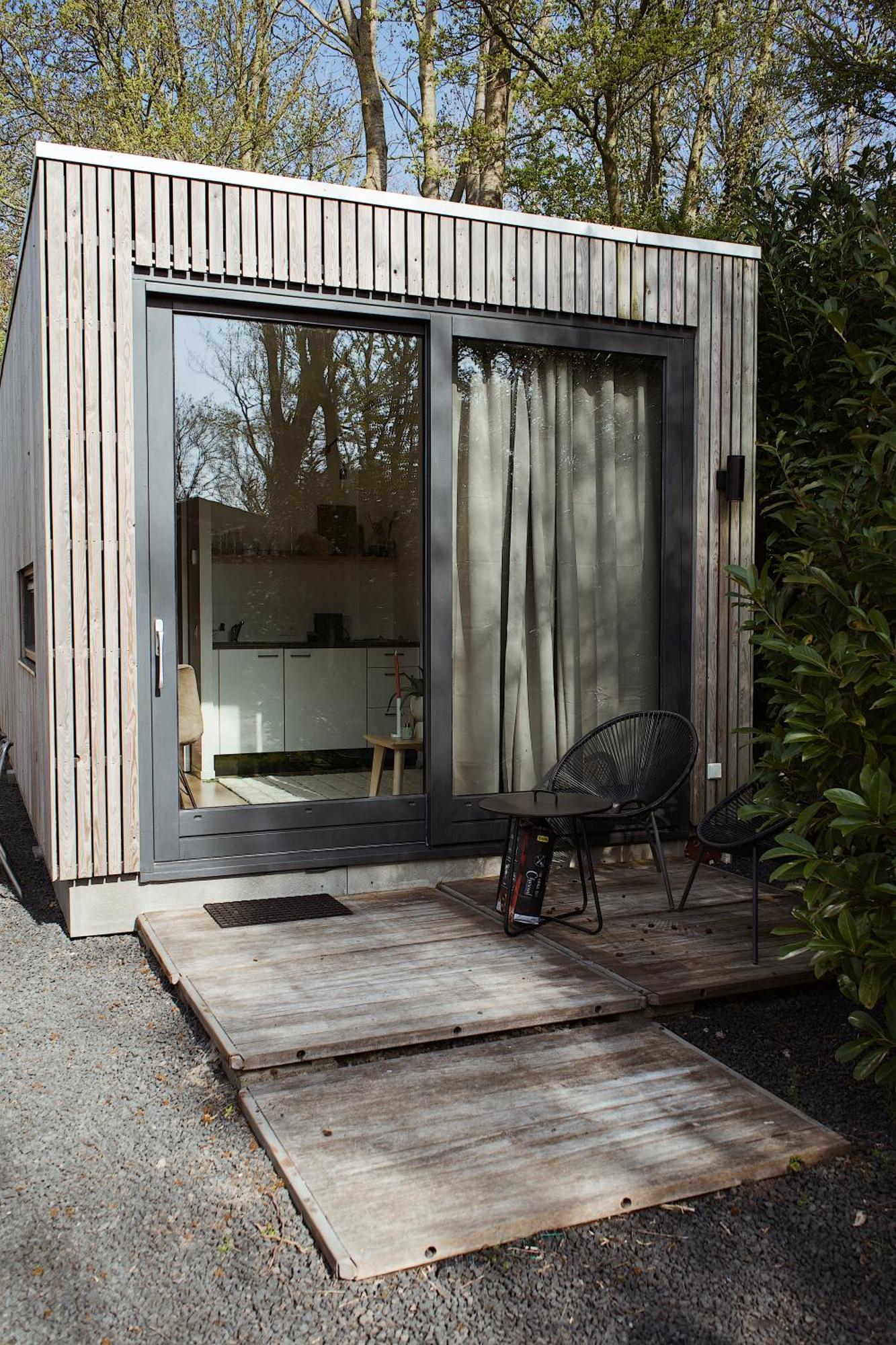 Вилла Modern Tiny House Op Rustig Watersportpark Elahuizen Экстерьер фото